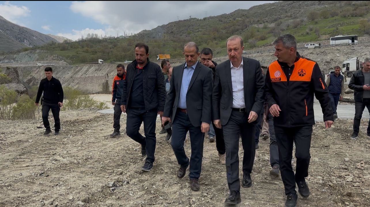 Bakan Yardımcısı İskurt, Hakkari'deki heyelan bölgesinde!