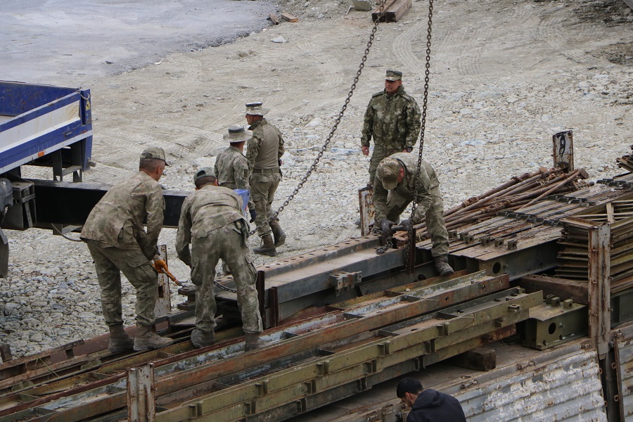 Hakkari'de Kapanan yol için kurulacak Askeri köprü çalışması sürüyor