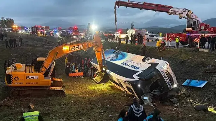 Otobüs devrildi: 4 ölü, 40 yaralı