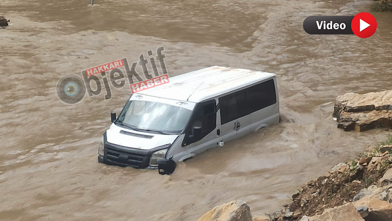 Hakkari’de taşkın dehşeti: Araç sulara kapıldı