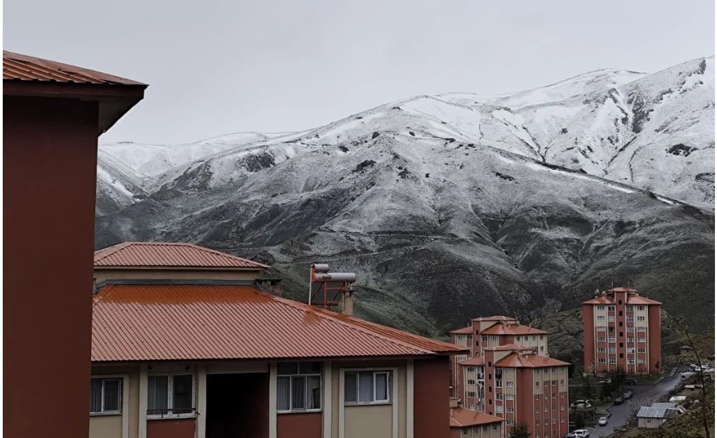 Hakkari’de Şaşırtan Görüntü: Mayıs Ayında Kar Yağışı