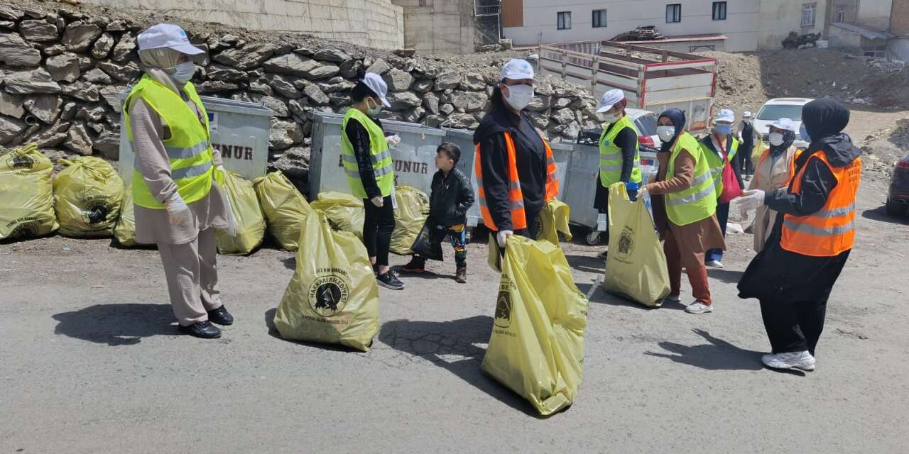 Hakkâri’de Çevre Temizliği Çalışmaları Sürüyor