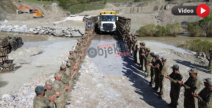 Hakkari'de heyelan bölgesinde yapılan köprü alkışlarla geçişe açıldı