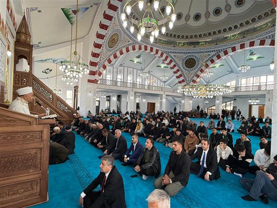 Hakkâri Üniversitesi Camii’nde İlk Cuma Namazı Eda Edildi