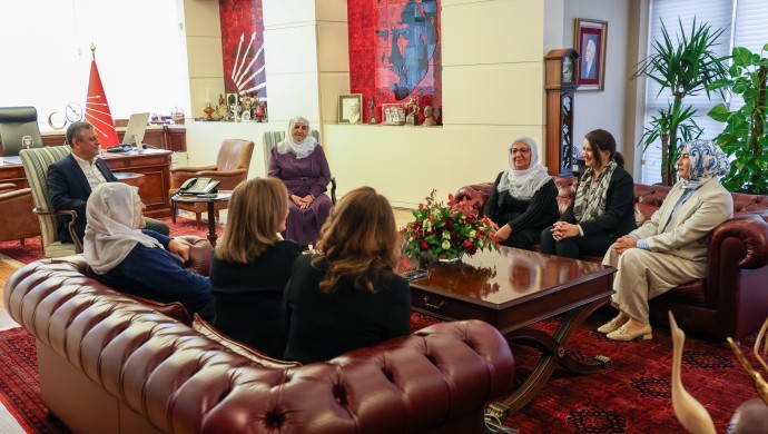 Barış Anneleri’nden CHP’ye ziyaret: Özel’e beyaz tülbent hediye edildi