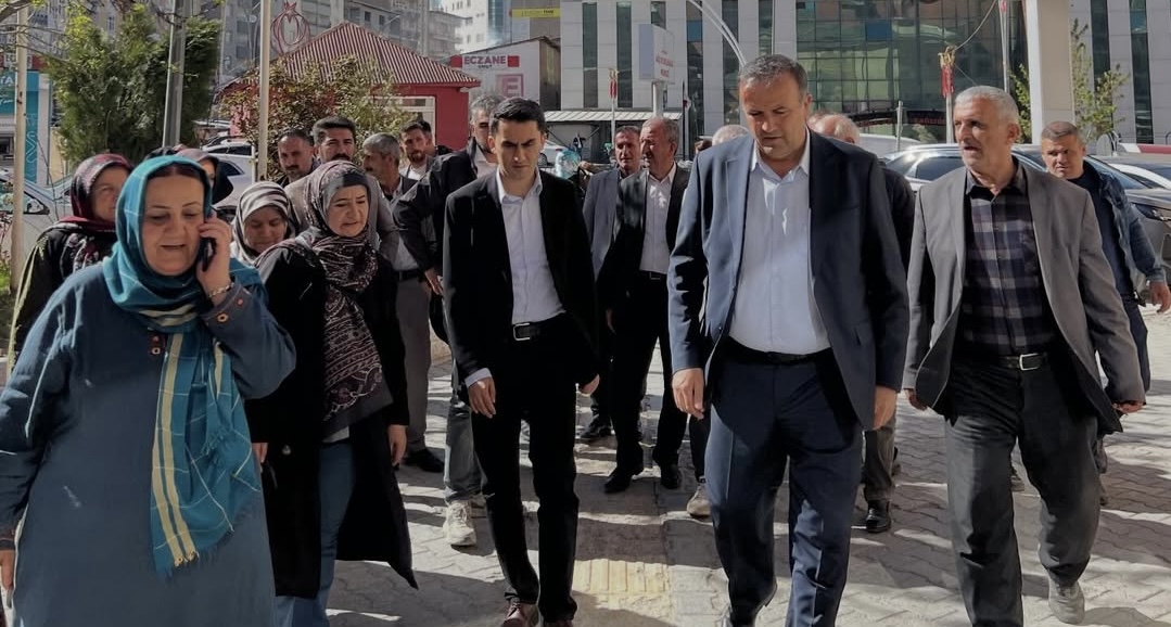 Hakkari DEM Parti’den Bıçaklı Saldırıya Uğrayan Psikolog Duman’a Ziyaret