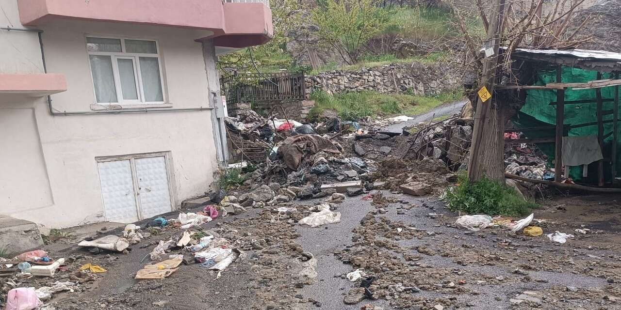 Hakkari’de dere taştı: Evlere su bastı