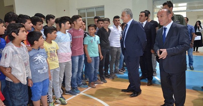 Yüksekova'da 300 Sporcuya Malzeme Desteği