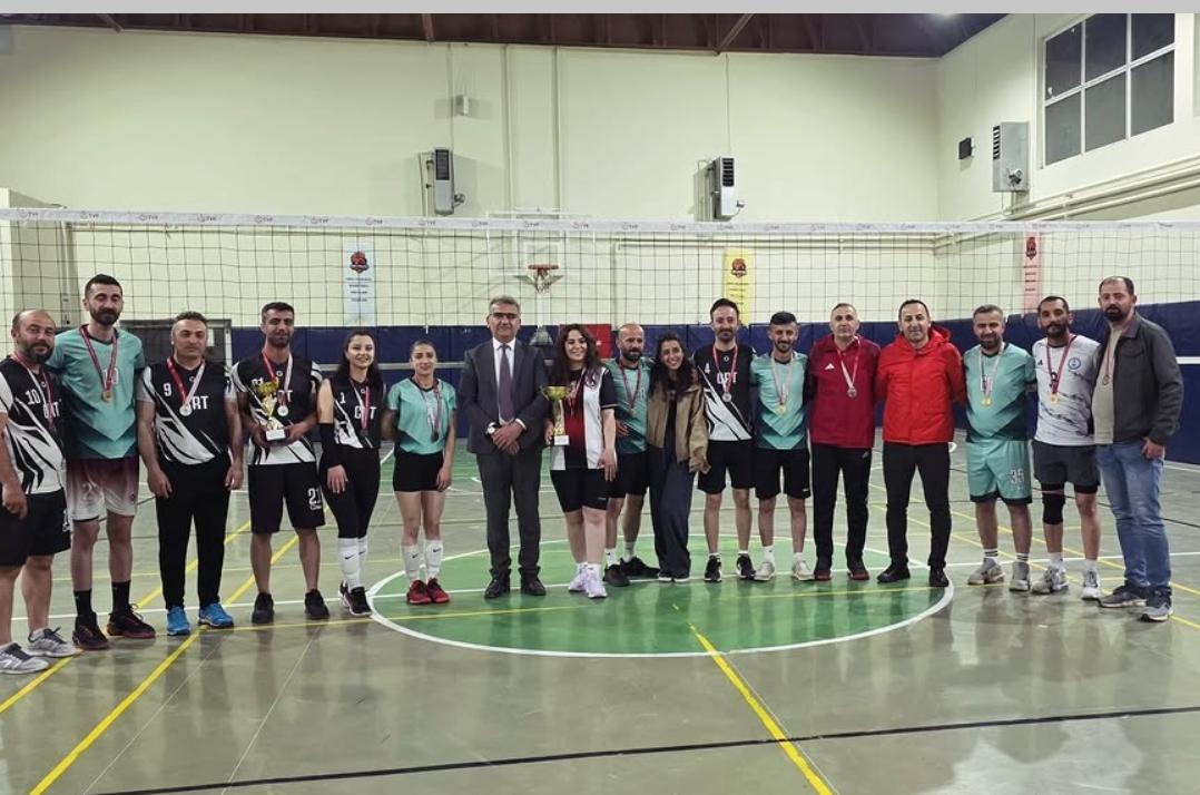 Hakkâri’de Voleybol Turnuvasında Kupayı HEM Kazandı