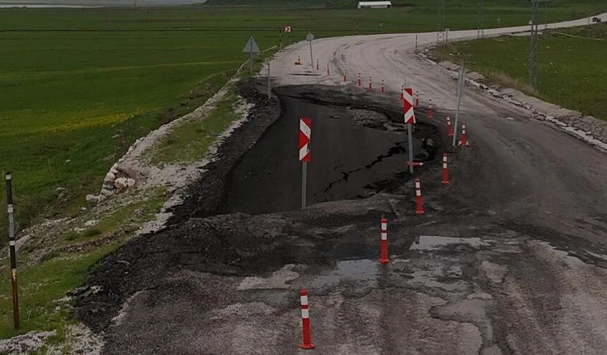 Yüksekova’da çöken yol haftalardır onarılmadı