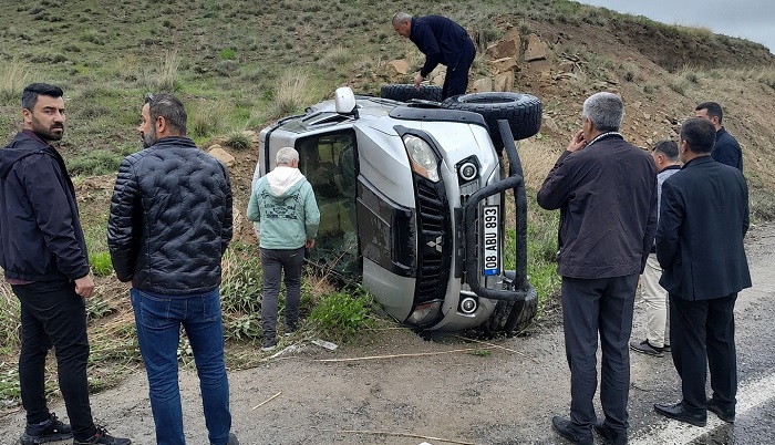 Hakkari-Van karayolunda Kontrolden çıkan kamyonet takla attı