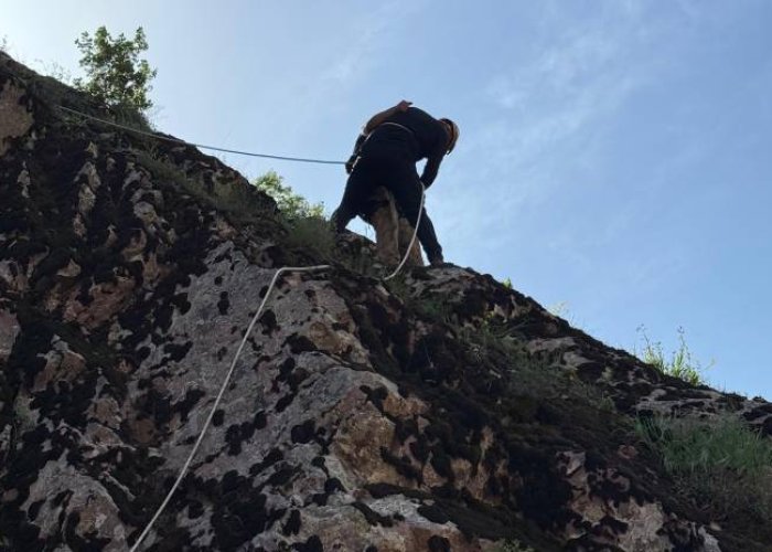 Hakkari’de pancara giden vatandaş uçuruma düştü