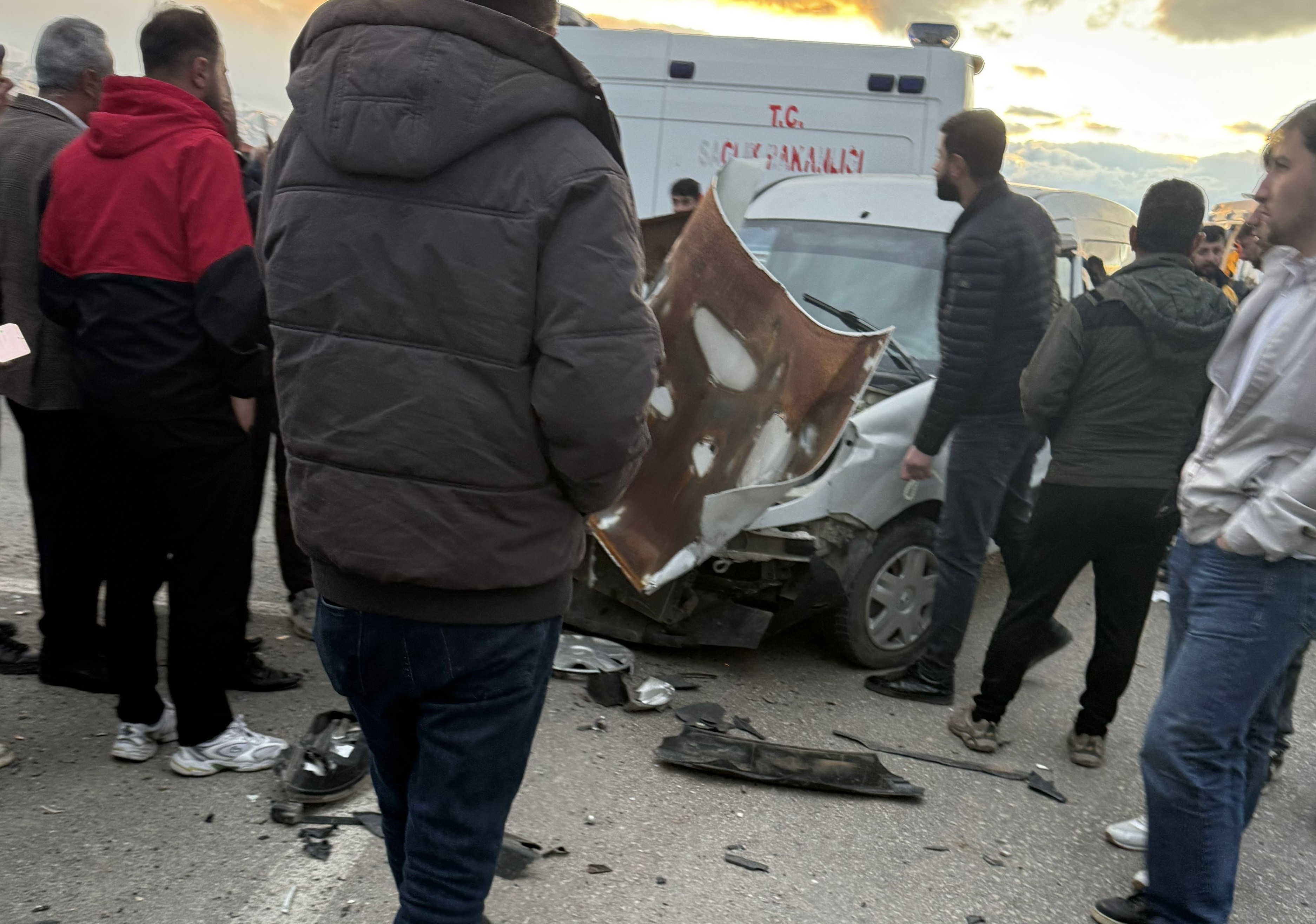 Yüksekova’da Zincirleme Kaza: 2’si ağır 6 Yaralı