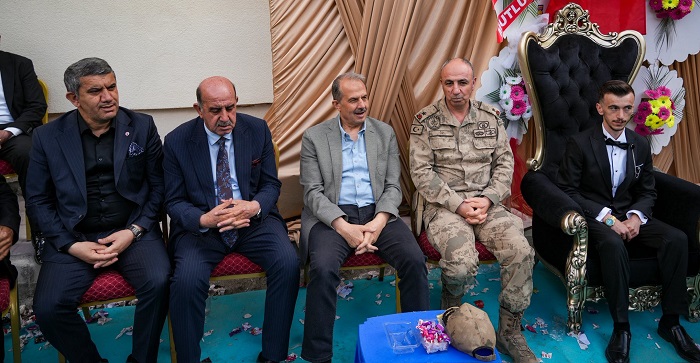 Hakkari Valisi Taşyapan’dan Üç Düğüne Ziyaret