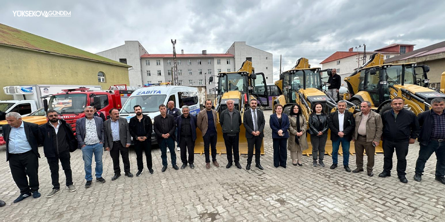 Yüksekova Belediyesi’ne 5 İş Makinesi ve 3 Hizmet Aracı