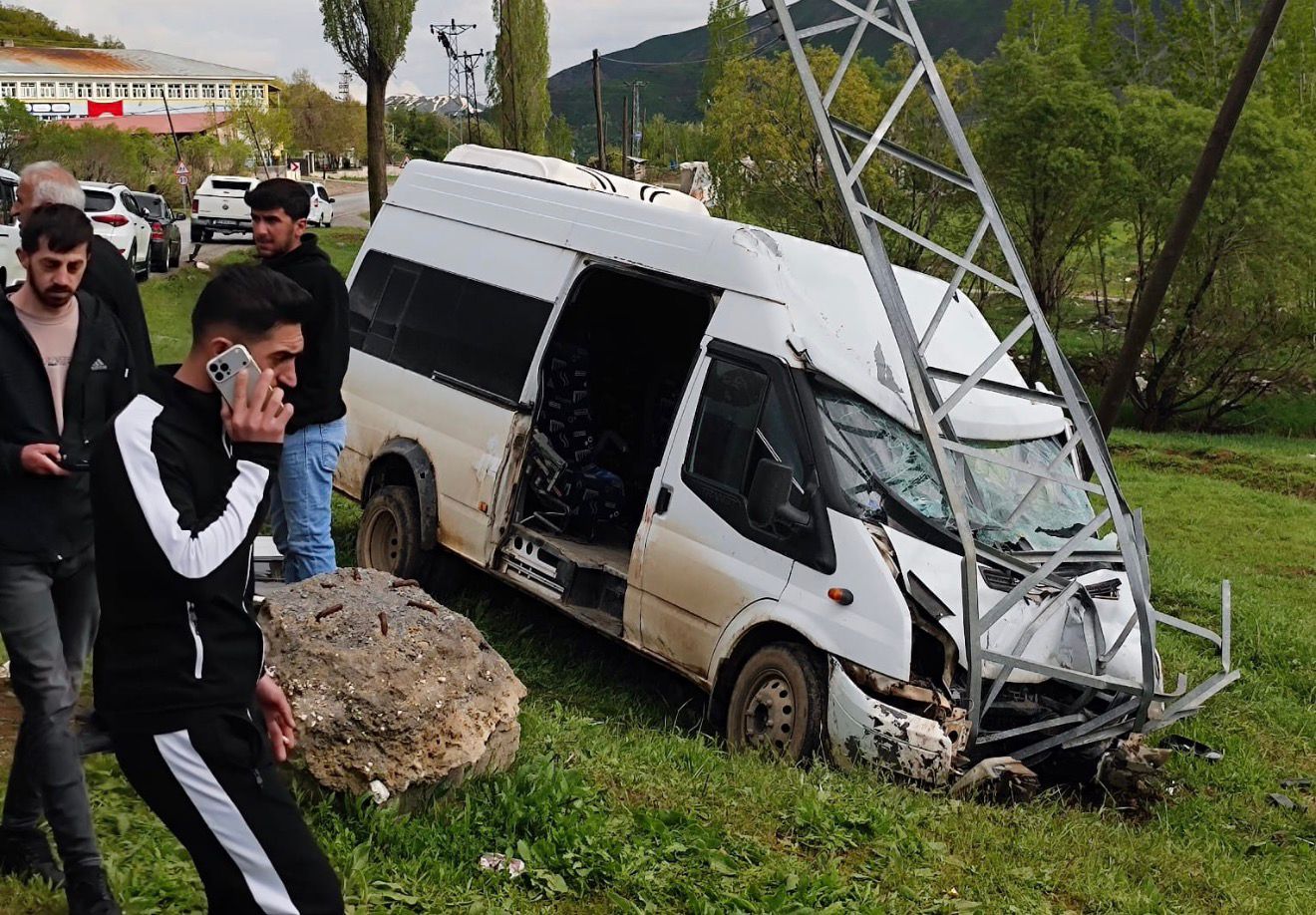 Derecik’ten Gelen Minibüs Kaza Yaptı: 7 Yaralı