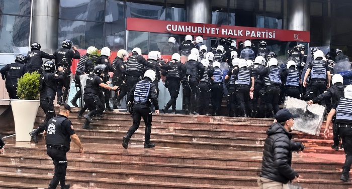 Polis ekipleri kapıyı kırarak CHP Genel Merkezi'ne girdi