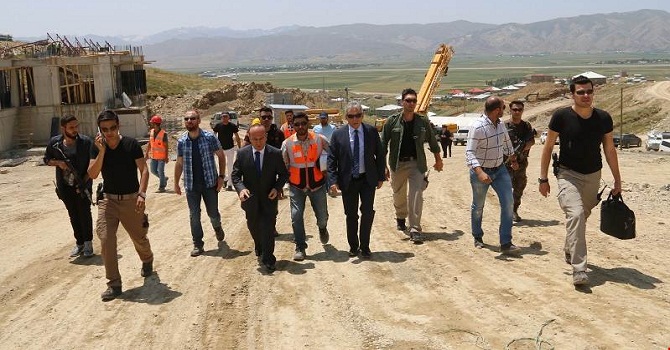 Vali Toprak Yüksekova'da ziyaretlerde bulundu