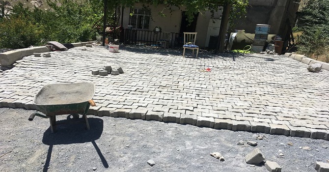 Hakkari'de Belediyenin Söktüğü Kilit Taşlarını Vatandaş Kapıştı