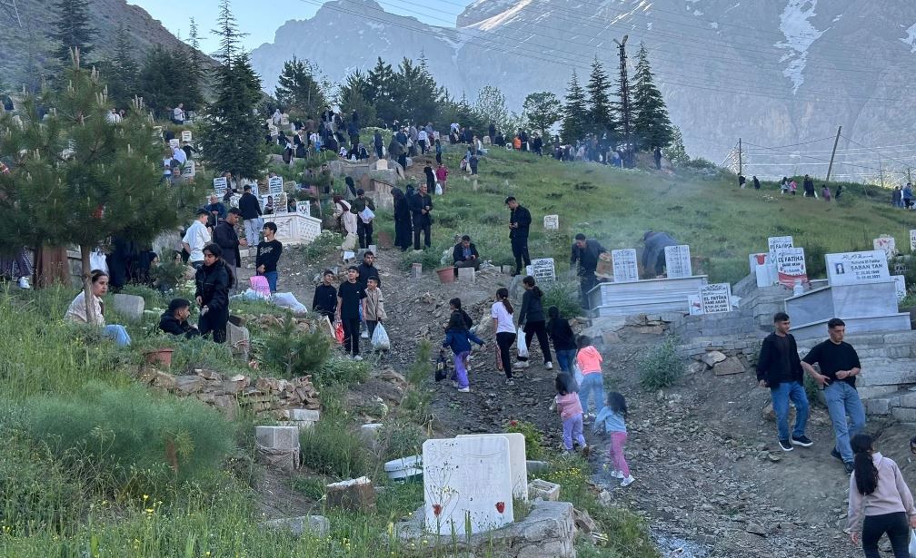Hakkari’de bayram sabahı mezarlıklara yoğun ziyaret