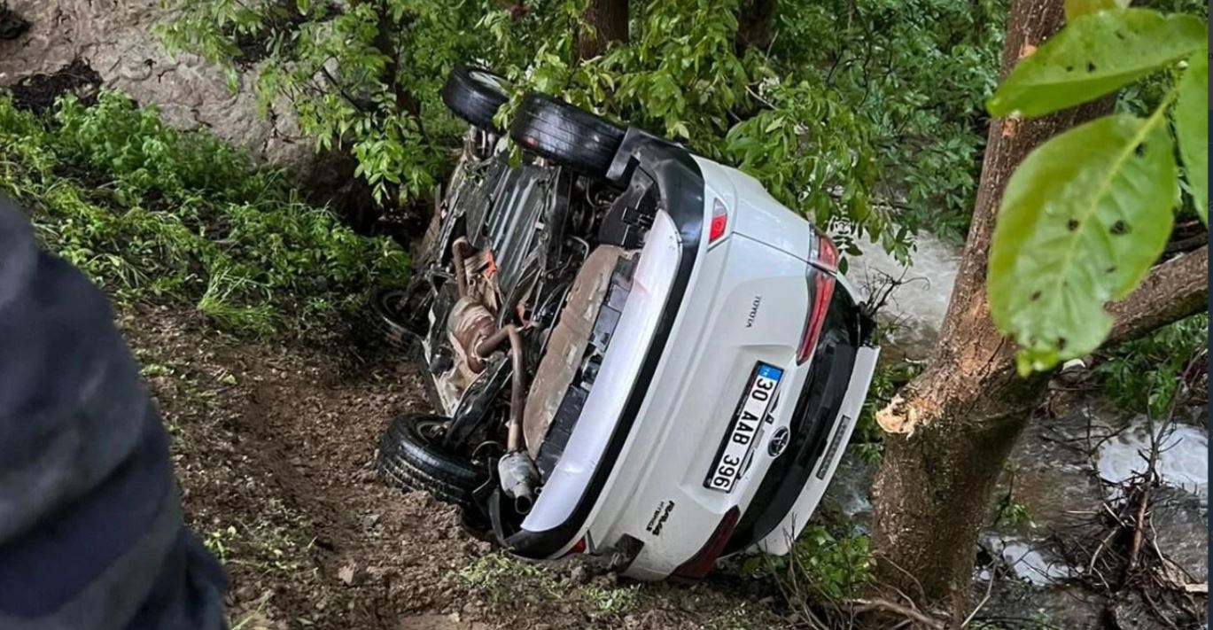 Hakkari’de trafik kazası: Araç ağaçlık alana savruldu
