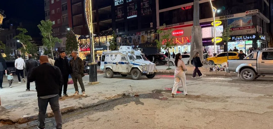 Yüksekova Çarşı Merkezinde Kavga: İş Yerinin Camları Kırıldı