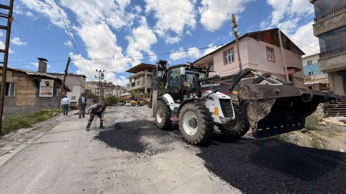 Hakkari’de Asfalt Yama Çalışmaları Aralıksız Sürüyor