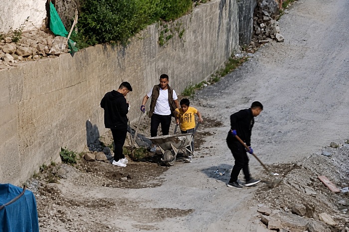 Hakkari'de Mahalleli İsyan Etti: Çocuklar Çukurları Kapatmaya Çalıştı