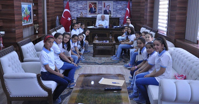 Yüksekovalı Mavi Hayaller Korosu Ekibinden Kaymakam Kaşıkçı'ya teşekkür