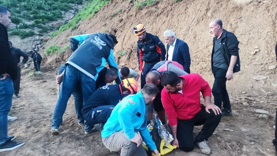 Hakkari'de Pancar Toplarken Kayalıklardan Düştü
