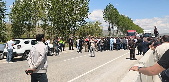 Hakkari Yolunda ölümlü kaza sonrarı Tepki: Mahalleli Karayolunu Kapattı