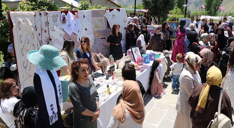 Hakkâri’de Yıl Sonu Sergisi Açıldı!