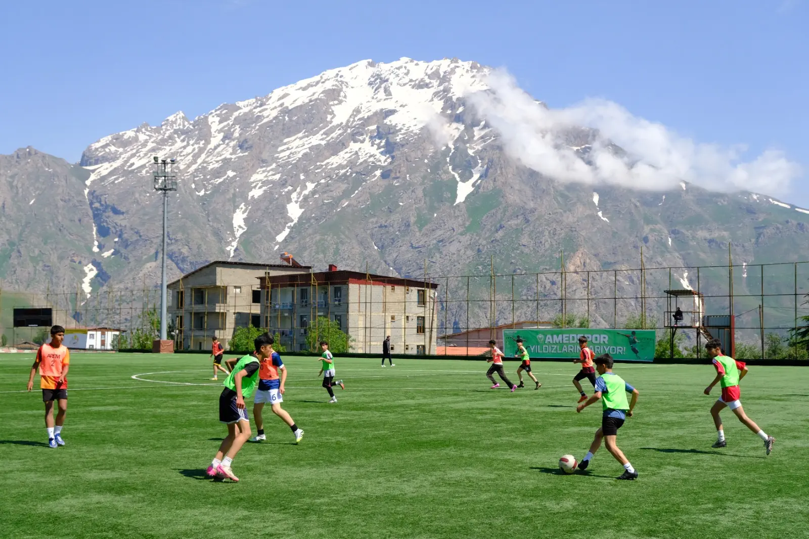 Amedspor’un ‘Gelecekteki yıldızları’ Hakkari’de sahaya çıktı