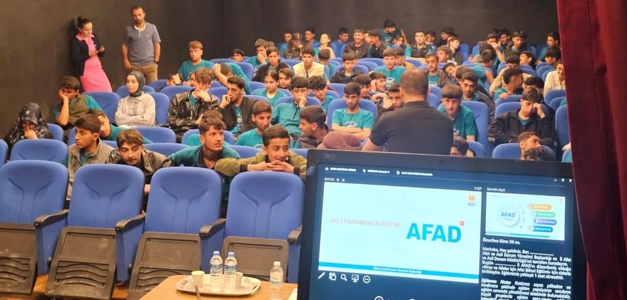 Şemdinli’de Öğrencilere Afet Farkındalık Eğitimi Verildi