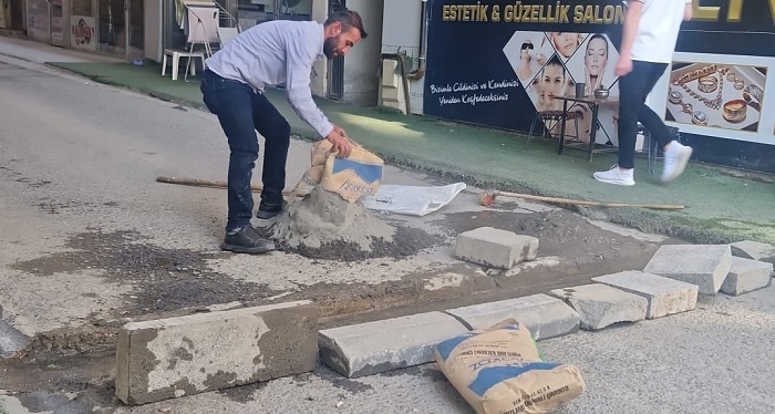 Hakkari’de Esnaf, Bozuk Kanalı Kendi Parasıyla Onardı