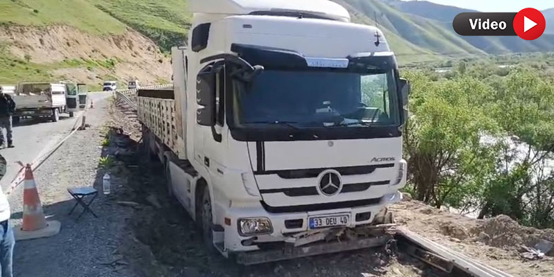 Hakkari'de Bariyerler Felaketi Önledi: TIR Zap Suyu’na Düşmekten Kurtuldu