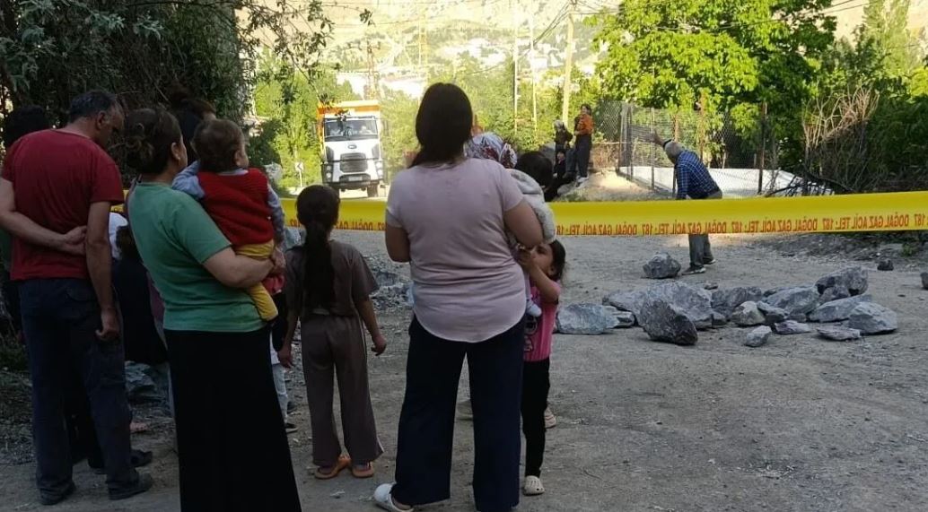 Hakkari’de Yol İsyanı: Mahalleli Barikat Kurup Yolu Kapattı