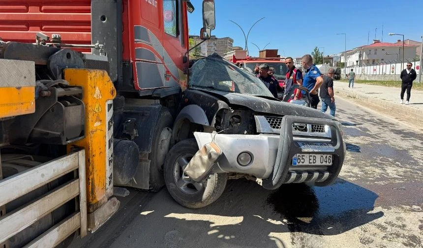 Yüksekova’da Hafif Ticari Araç Vinçle Çarpıştı