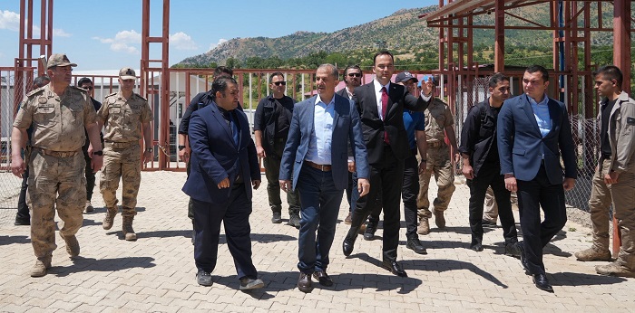 Hakkâri Valisi İbrahim Taşyapan Derecik’te İncelemelerde Bulundu