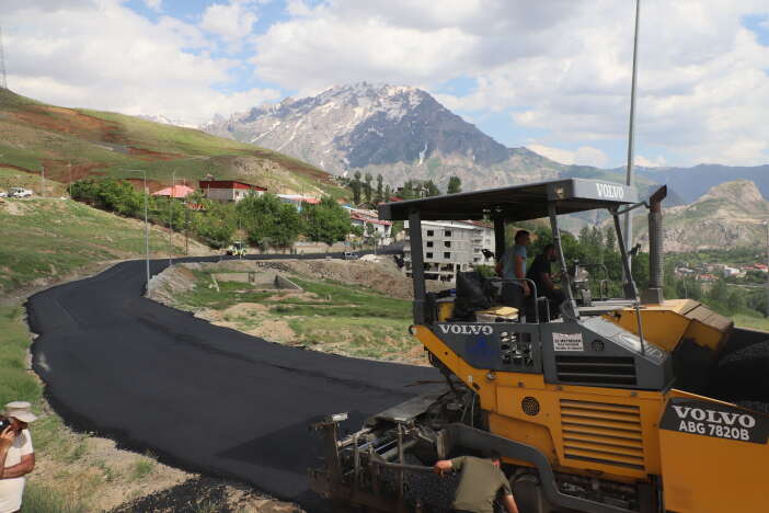 Hakkari’de Asfalt çalışması Sürüyor