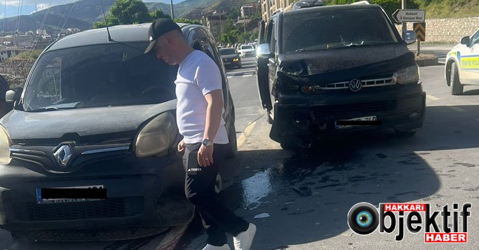 Hakkari’de Sivil Polis Aracı ile Midibüs Çarpıştı: 2 Yaralı