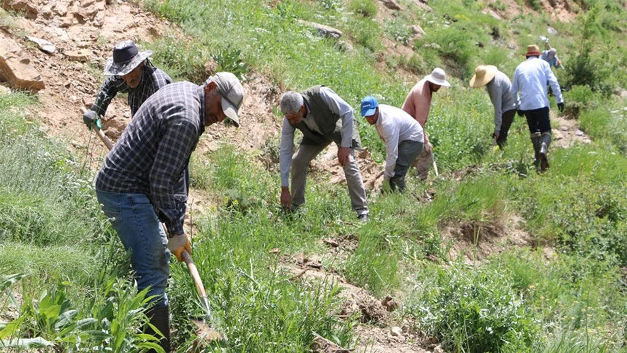 Hakkari'de Köylüler, Su kanalını imece usulü açıyor