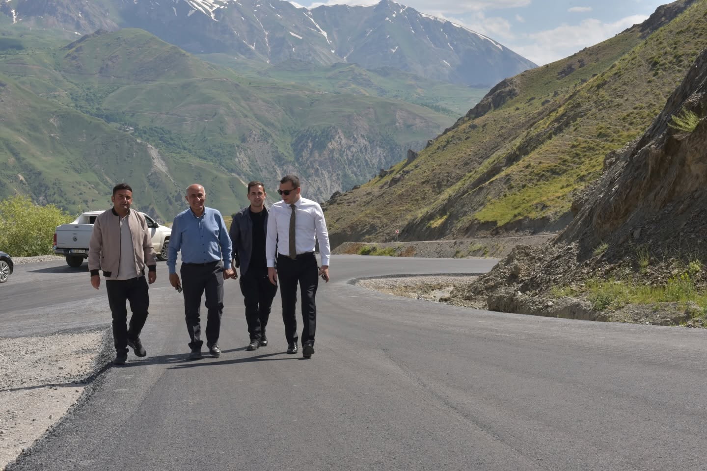 Hakkari’de 3 Kilometrelik Yol Sıcak Asfaltla Yenilendi