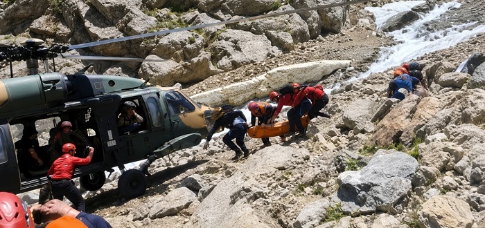 Hakkari’de Zorlu Kurtarma: Yaralı Vatandaş Helikopterle hastaneye kaldırıldı