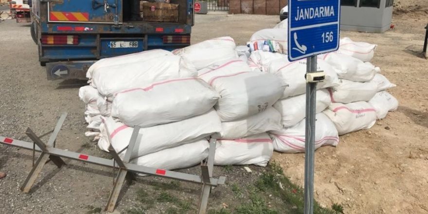 Hakkari-Van karayolunda 3 Ton Kaçak Çay Ele Geçirildi