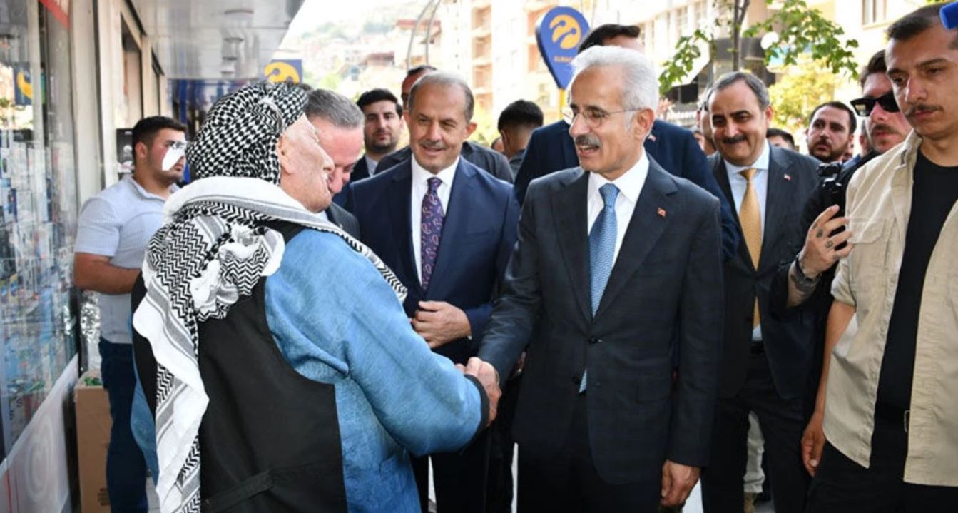 Bakan Uraloğlu Hakkari’de Esnafla Buluştu