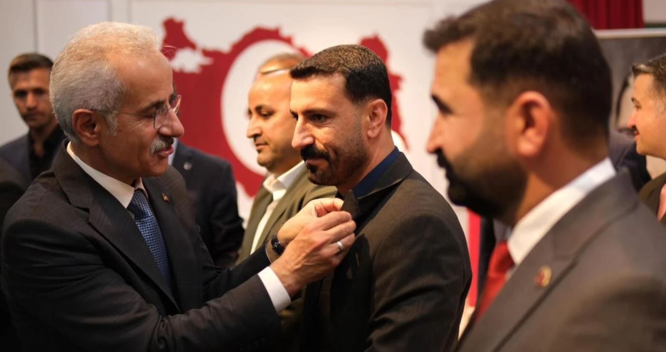 Bakan Uraloğlu Hakkari’de 4 Yeni Üyenin Rozetini Taktı