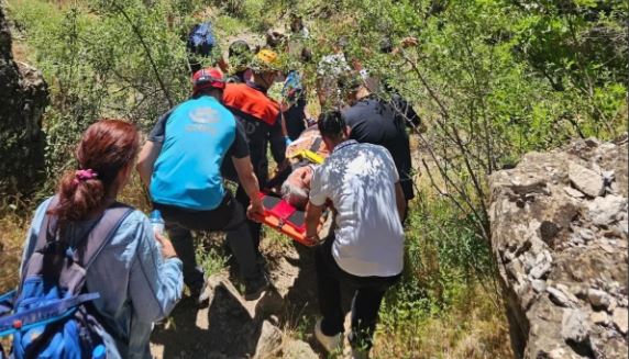 Hakkari'de dağda Düşen 58 Yaşındaki Kadın kurtarıldı