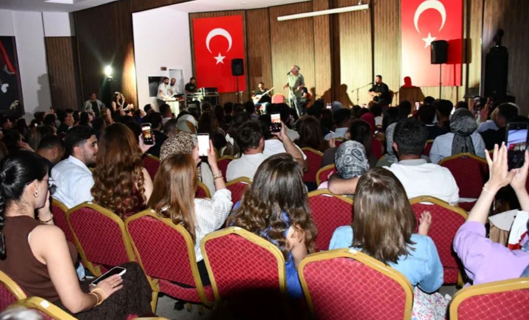 Cevdet Bağca Yıllar Sonra Hakkari’de Sahne Aldı
