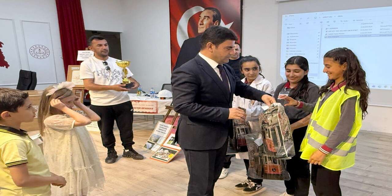 Hakkari’de Münazara Finali: Geleceği Şekillendiren Fikirler Yarıştı